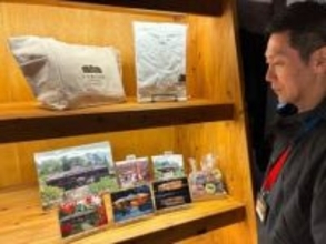 高梁・旧吹屋小木造校舎モチーフ　バッグやポストカード、市観光協会支部が新商品