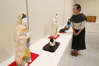 女神や観音像、多彩な人形並ぶ　彩色備前の木村さん作品展　P