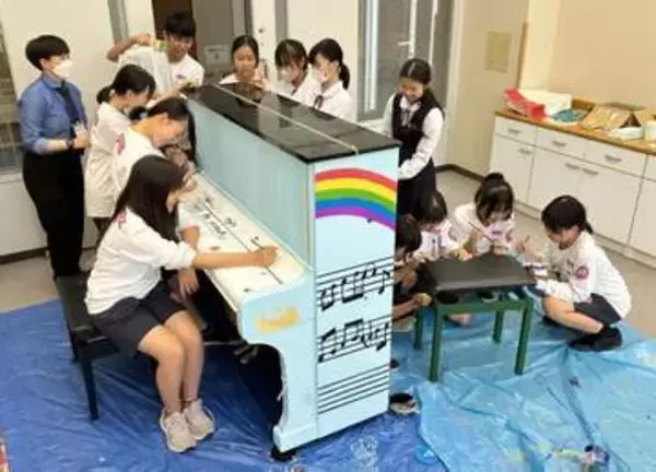 ストリートピアノ生徒が彩色　赤磐・桜が丘、青空や果物描く