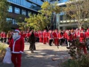 街中に200人のサンタ　岡山で清掃イベント