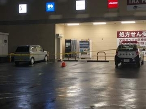 【速報】店舗駐車場で70代女性が刃物で切り付けられ軽乗用車奪われる　犯人の外国人風の男2人組が逃走中　警察は強盗致傷事件として捜査　静岡・袋井市