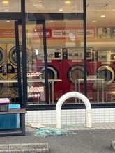 「店舗に車が突っ込んできた」クリーニング店に軽乗用車が衝突し入り口部分が壊れる　けが人はなし　静岡市駿河区
