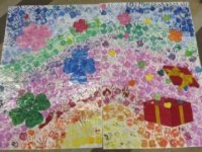 静岡・伊豆の国市で市民団体が製作した「ハンドスタンプアート」を展示　2350の手形を使ったモザイクアートも