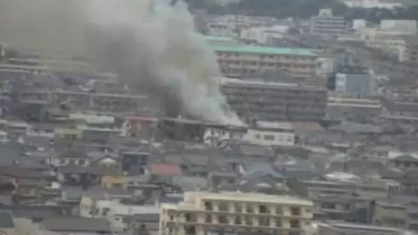 【続報】4時間半後に鎮火…浜松のアパート火災で2人を病院に搬送