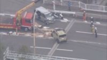 軽乗用車同士が正面衝突し後続の原付バイクもよけきれずに衝突　軽乗用車の８２歳の女性が死亡　静岡市清水区