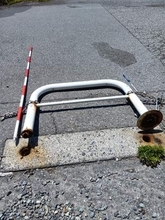 路上の車止めが根元から折れ男児に倒れかかる　男児が左足を骨折　鉄の腐食が原因か　静岡・富士市
