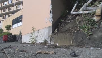 国道を走行中の２トントラックが対向車線にはみ出し道路反対側のマンションに衝突　神奈川県の男性が死亡　静岡・熱海市