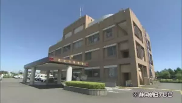 アクセルとブレーキを踏み間違えたか　静岡・牧之原市で９０代の無職の男性が市の施設に軽乗用車で突っ込む