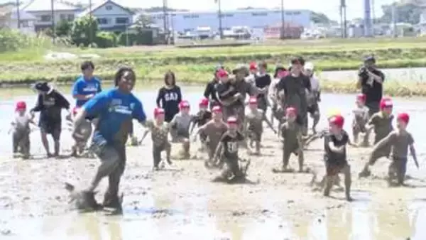 静岡ブルーレヴズの選手と園児たちが田んぼで交流　「生き物調査・どろんこラグビー体験」が静岡・袋井市で実施