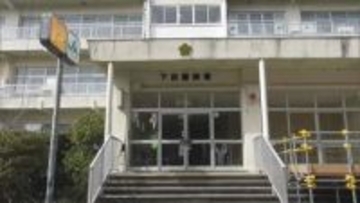 漁港で７１歳の漁師の男性が船から船に乗り移る際に海に転落　命に別状なく軽いけが　静岡・下田市