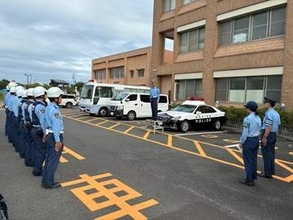 日の入りが早くなると事故が多発…警察官が交通マナー呼びかけ　「自転車ではヘルメットを」「夜間は反射材を」　静岡・牧之原市