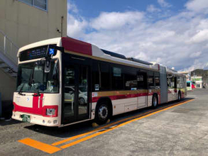 追い越し注意！　バスを2台つなげたような「連節バス」が静岡市に初登場　Jリーグ開催時のシャトルバスへの導入も検討