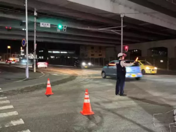 【速報】ミキサー車が生コンクリートこぼす　現場周辺400mを通行止めにして撤去作業　静岡・長泉町