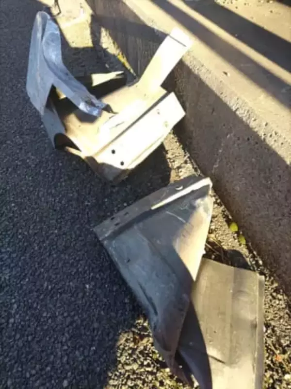 工事車両から遮音壁の一部が落下し後続車がパンク　東名道下り・由比ＰＡから約1.5キロ付近　静岡