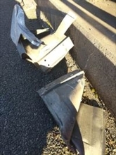 工事車両から遮音壁の一部が落下し後続車がパンク　東名道下り・由比ＰＡから約1.5キロ付近　静岡