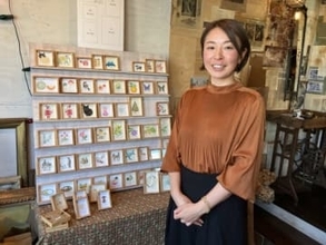 年賀状作りに大活躍の「消しゴムはんこ」　作家・津久井智子さんの個展が三島市で開催　年賀状作りのコツがきけるかも…