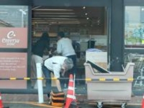 軽乗用車がスーパーに突っ込む　車の70代女性2人を救急搬送　従業員１人も割れたガラスでけが　浜松市