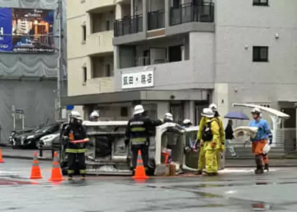 県道で直進車と右折車が衝突し乗用車１台が横転　１人がけがをして搬送される　静岡市葵区