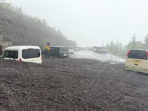 富士山五合目駐車場で土砂流出　車3台埋まる　車体半分が土砂に埋没　復旧の目途たたず
