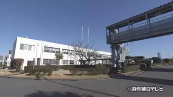 新東名高速下り線で乗用車が中央分離帯に突っ込み車両が炎上　運転していた人は自力で脱出して無事