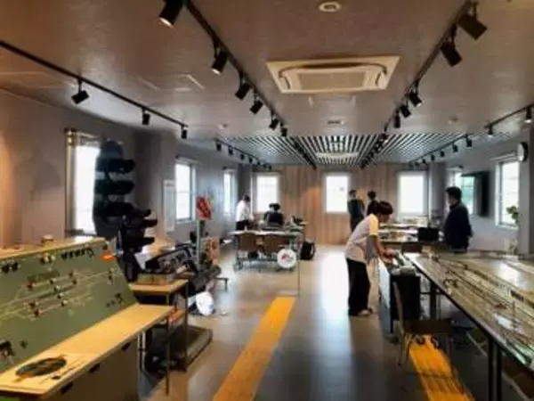 鉄道好き集まれ！　鉄道信号や踏切、鉄道模型もあるこのスペースは何？　「RAIL HUB SHIZUOKA」が静岡市にオープン