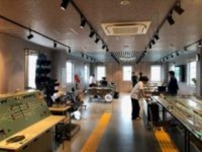 鉄道好き集まれ！　鉄道信号や踏切、鉄道模型もあるこのスペースは何？　「RAIL HUB SHIZUOKA」が静岡市にオープン