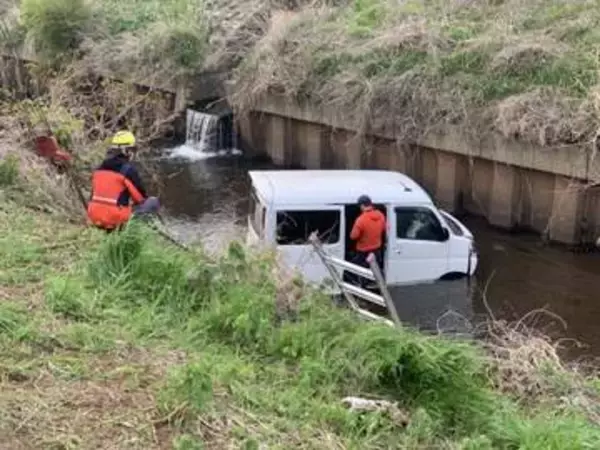 車が川に転落し70代の男女2人を救急搬送…いずれも重傷か　警察が転落の経緯など捜査　静岡・沼津市