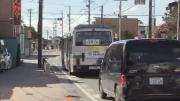 路線バスが信号待ちの乗用車に衝突　３台関連の玉突き事故となり３人がけが