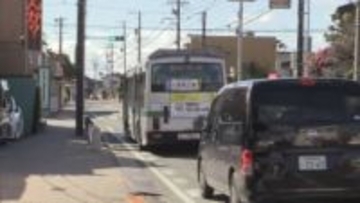 路線バスが信号待ちの乗用車に衝突　３台関連の玉突き事故となり３人がけが