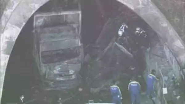 スマホを見ながら８２キロで走行か　９ｍ手前で急ブレーキも間に合わず　６人死亡事故で大型トラックの女を起訴