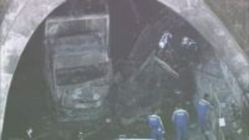 スマホを見ながら８２キロで走行か　９ｍ手前で急ブレーキも間に合わず　６人死亡事故で大型トラックの女を起訴