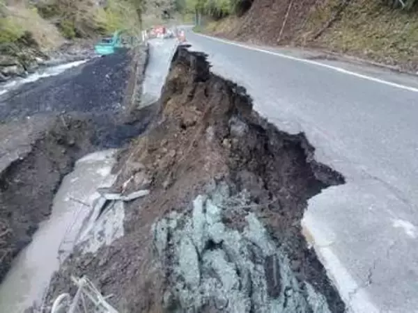 20mに渡り路肩が崩壊し国道が通行止め…解除の見通し立たず　孤立集落はなし　浜松市天竜区