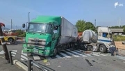 国道246号でトラックとトレーラーの衝突事故、2人けが 車が交差点をふさぎ現場付近は一時通行止めに＝静岡・長泉町