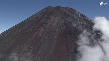 富士山でペルー国籍の27歳女性が足を滑らせ負傷 警察の山岳救助隊が出動し5合目まで搬送＝静岡県警