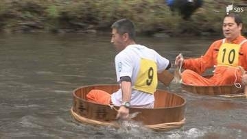 ワールドカップより「こっちの方がずっと面白い」夏の観光の幕開け「松川タライ乗り競走」＝静岡・伊東市