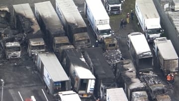 「炎、煙が見える」運送会社で駐車中のトラック17台焼く 倉庫や民家にも延焼、3時間半後鎮火=静岡市清水区