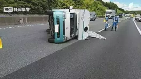 【画像あり】新東名でキャンピングカーが横転 85歳女性を救急搬送 中央分離帯に衝突...タイヤのバーストが原因か＝静岡県警