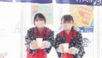 「お茶どうぞ」初取引に合わせ新茶を無料で 茶娘に扮した信用金庫職員が来店客に振る舞う＝静岡市葵区