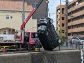 高齢女性が運転する車が水路に転落する事故 けがをして病院に運ばれる＝浜松市中央区