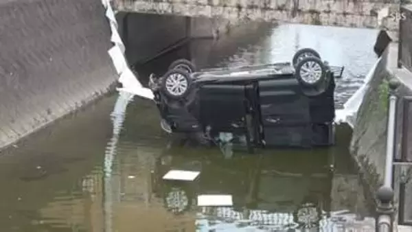 【続報】「アクセルとブレーキを踏み間違えたと思う」高齢女性が運転する車が水路に転落する事故 肩などを痛めて病院に運ばれる＝浜松市中央区