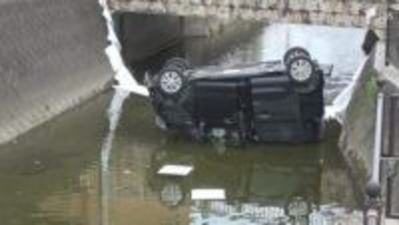 【続報】「アクセルとブレーキを踏み間違えたと思う」高齢女性が運転する車が水路に転落する事故 肩などを痛めて病院に運ばれる＝浜松市中央区