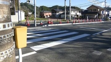 横断歩道渡っていた女子中学生2人、乗用車にはねられけが 現場には押しボタン式の信号機=浜松市天竜区