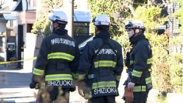 建物2階から出火か…静岡市で住宅火災住人の高齢夫婦が搬送される＝静岡市