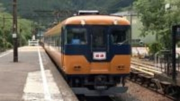 「線路の枕木から煙が⋯」大井川鉄道の線路の枕木焼く 一時運転見合わせ、急行列車一往復運休＝静岡・島田市