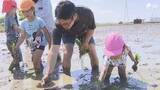 「田植えを園児たちが体験 丁寧に一つ一つ 終わったあとは「泥遊び」＝静岡・袋井市」の画像1