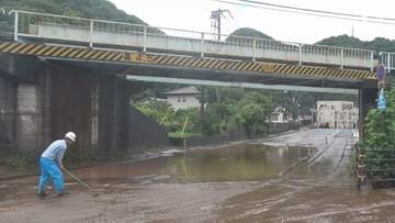 【台風情報】台風7号は27日昼すぎから夜の始め頃にかけ静岡県内最接近へ 台風8号は温帯低気圧に...27日未明から雨脚強まり下田市では冠水発生