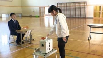 「使えないようなものが使えてとても貴重な体験」投票箱も記載台も“本物” 小学生がリアルな模擬選挙を体験=静岡・島田市