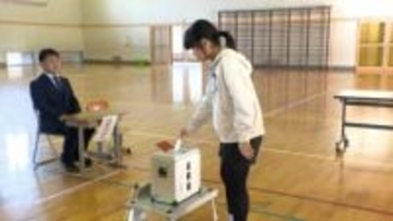 「使えないようなものが使えてとても貴重な体験」投票箱も記載台も“本物” 小学生がリアルな模擬選挙を体験=静岡・島田市