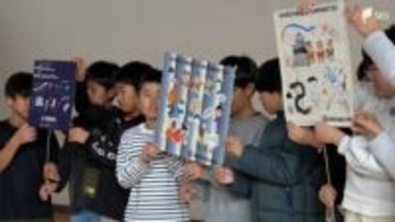 「遠州織物」の凧お披露目 ウナギや餃子、ピアノ…地元の小学生がデザイン インドへ寄贈＝浜松市