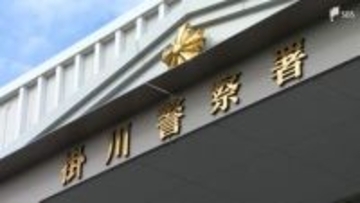 国道1号バイパスで乗用車とトラック衝突 乗用車の運転手立ち去る 現場付近は一時通行止め＝静岡・掛川市